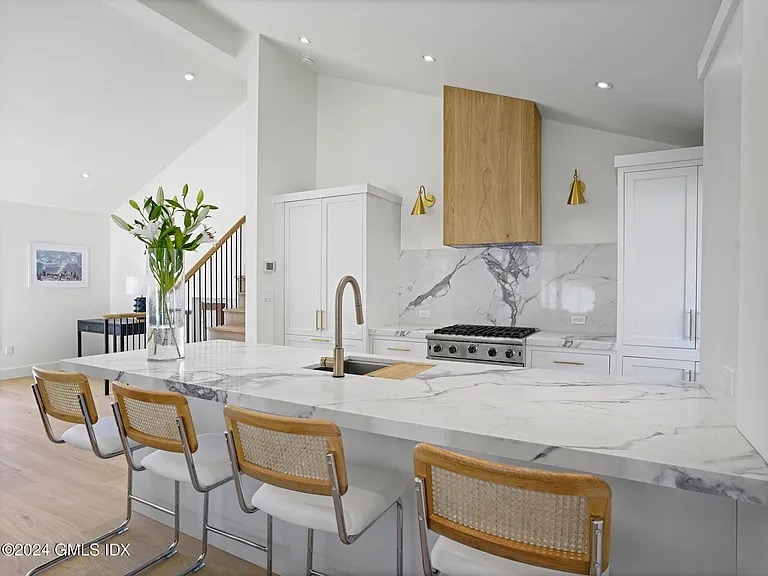 Contemporary-Connecticut-TSherrif-SM-Inset-Gillette-Bistro-White-Pic-3