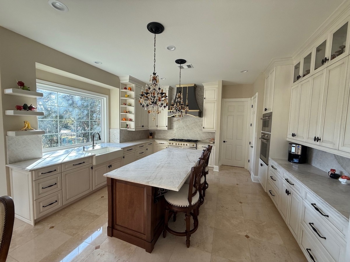 Ceiling-Height Kitchen Cabinets: Design Ideas and Benefits